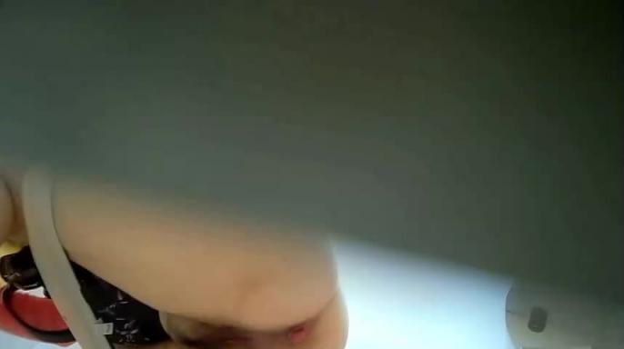 女厕蹲点偷拍 穿着时髦的年轻美少女尿尿 预览截图 2