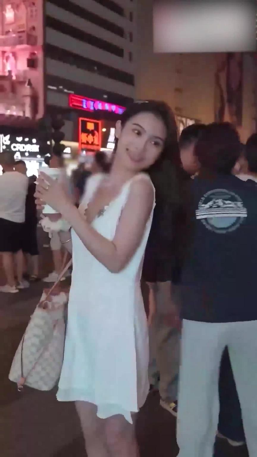 【裙底春光乍泄】高颜值笑容甜美拍抖音的女网红超薄内裤性感蜜臀裂缝正面黑森林还教观众刷礼物 预览截图 7