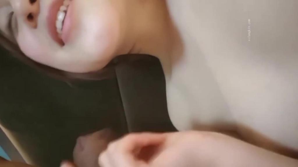 【萝莉系列】精神小伙群P呆萌小萝莉,超级大乱交,前后上下被妹妹操哭了! 预览截图 3