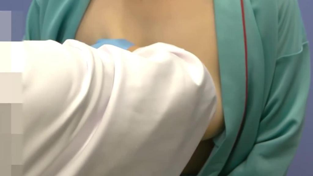 医生偷拍巨乳妹子检查乳房 预览截图 6