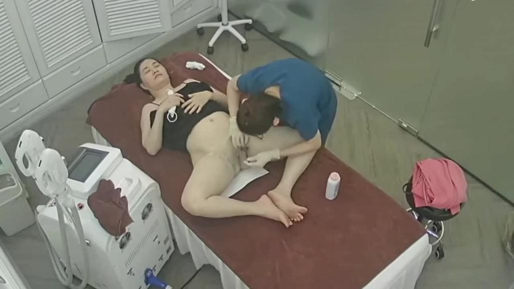 黑客破解美容院监控摄像头偷拍 几个逼逼护理激光脱毛的妹子有个貌似怀孕了也不怕伤害到胎儿 预览截图 11