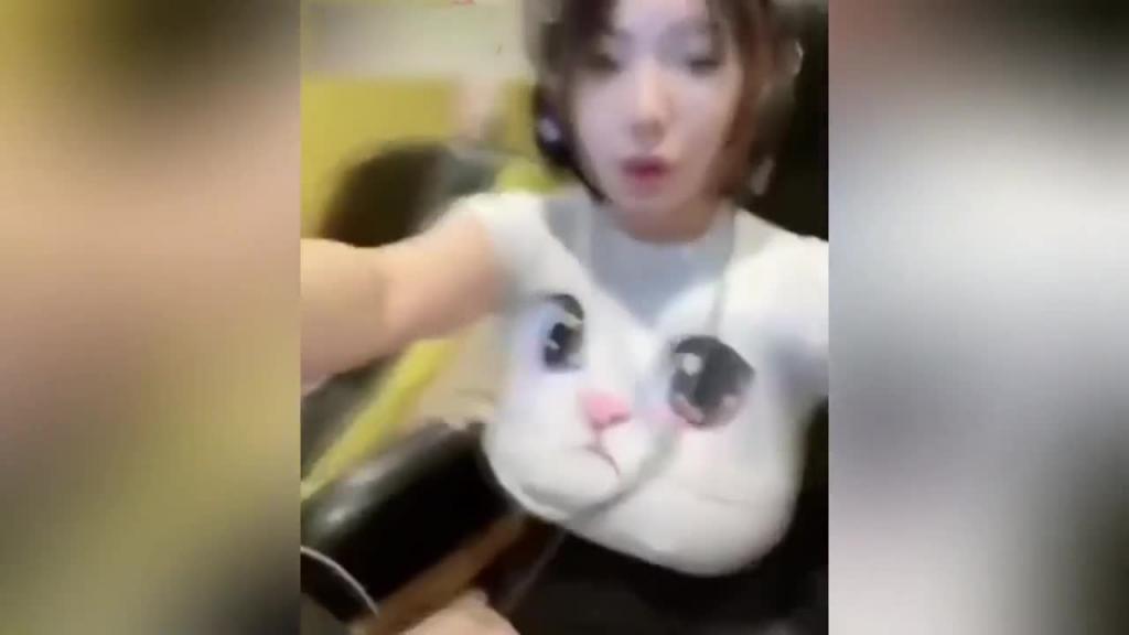 ［泄密自拍］36d大奶子性感少妇齐逼裙没内裤网吧露奶露骚屄紧张又刺激奶头好大憋不住跑车里扣喷 预览截图 4