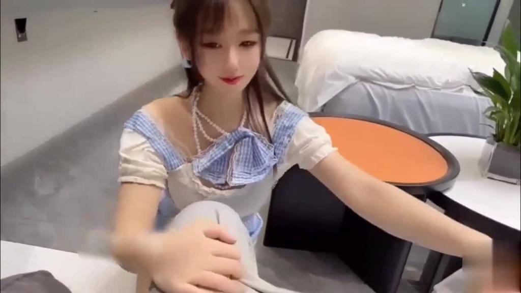 鸡巴无套抽插特写叫声都能射！纯巨乳小镇白丝女仆服务 预览截图 2