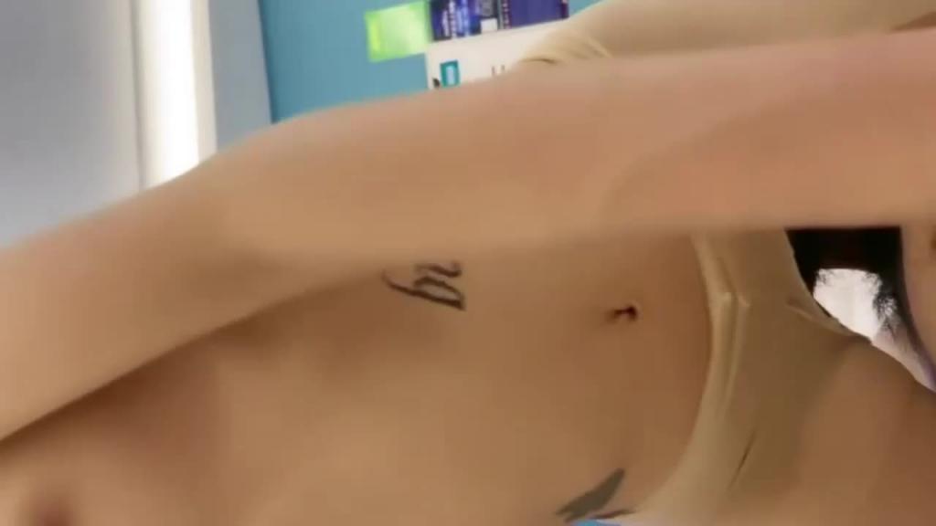 素颜小美女开档肉丝激情啪啪做爱大秀 预览截图 8