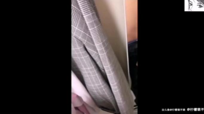 小情侣在商场口交做爱小姐姐说快被你给操尿了 预览截图 3
