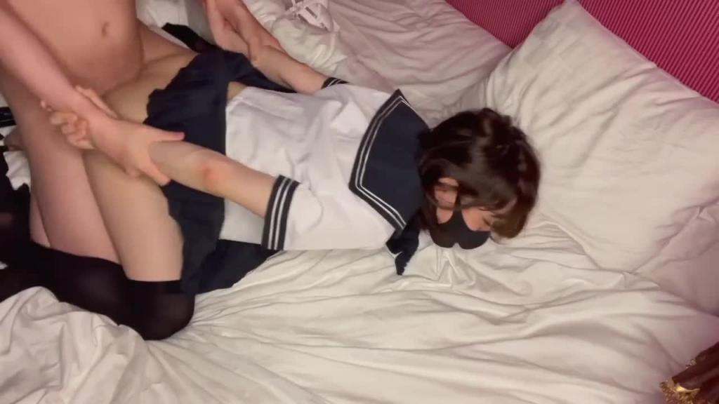 制服贫乳美少女被大叔侵犯 预览截图 11