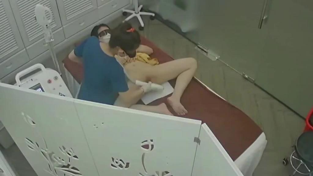 黑客破解美容院监控摄像头偷拍 几个逼逼护理激光脱毛的妹子有个貌似怀孕了也不怕伤害到胎儿 预览截图 4
