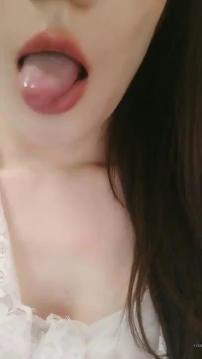 大眼正妹淫荡御姐~手指口逼慰慰表情好骚 预览截图 3