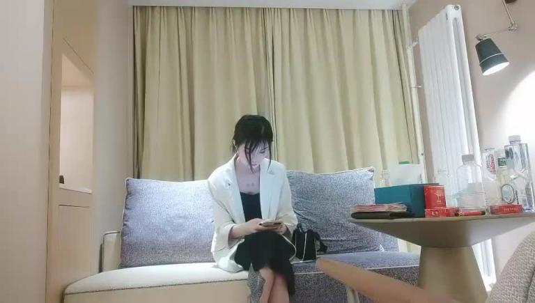 重金网约外围高冷颜值女神，口交手指抠逼上位骑乘，抬腿侧入抱起来狠操 预览截图 1