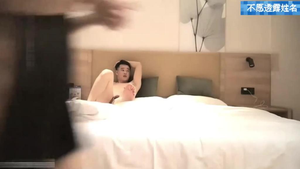熟女人妻酒吧搭讪!探探少妇酒吧喝酒喝嗨了开房一人操一个 预览截图 3