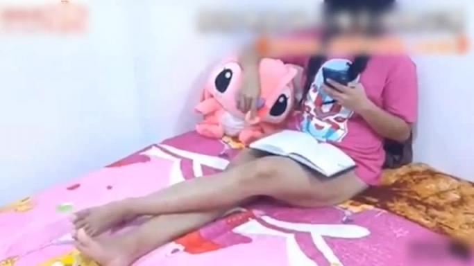 女儿被爸爸侵犯,姐姐在一旁目睹 预览截图 9