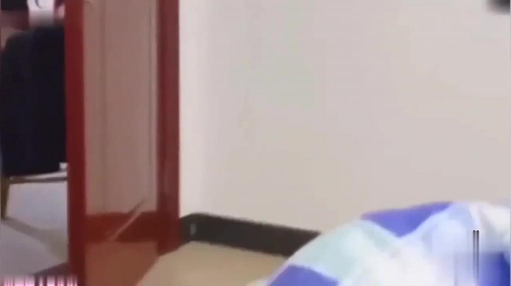 【萝莉姐弟乱伦】偷姐姐丝袜打飞机，被姐姐当场抓住，哄骗姐姐足交，又想给姐姐破处 预览截图 2