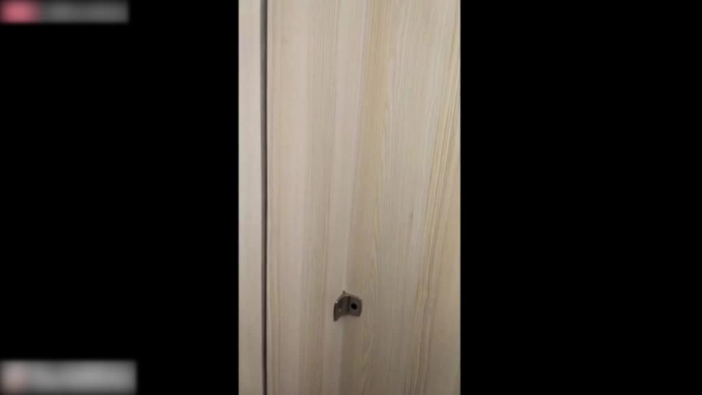 珠宝店移动视角后入式厕拍,手机离逼只有1cm偷拍你绝对没见过的黑炭逼 预览截图 6