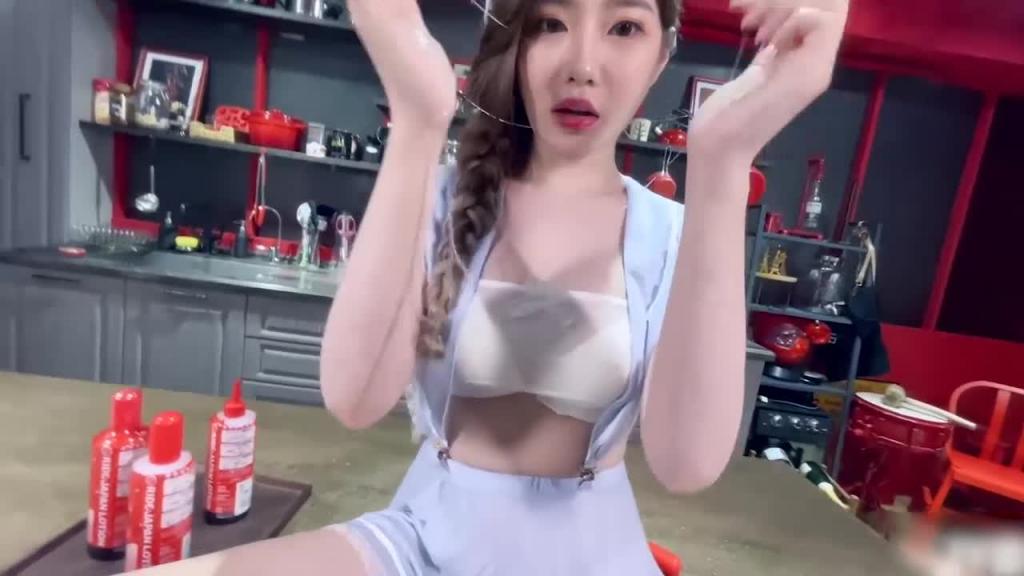 JVID 新晋SSS逆天极品女神璃奈酱 全裸女仆润滑套餐 预览截图 5