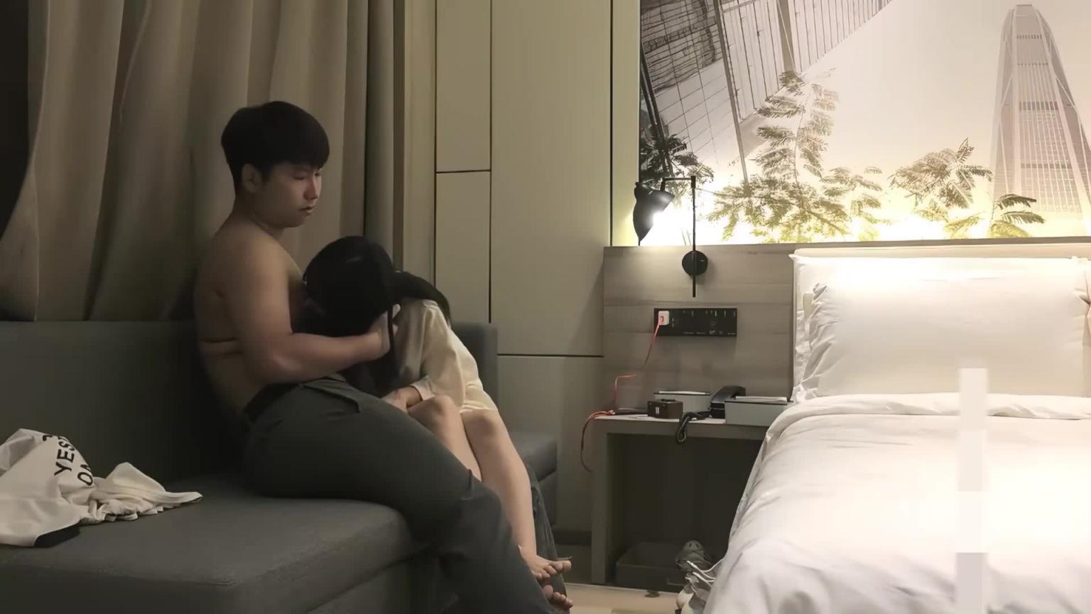 苗条嫩妹啊!舌吻调情主动骑乘摇曳!疯狂后入操 预览截图 3