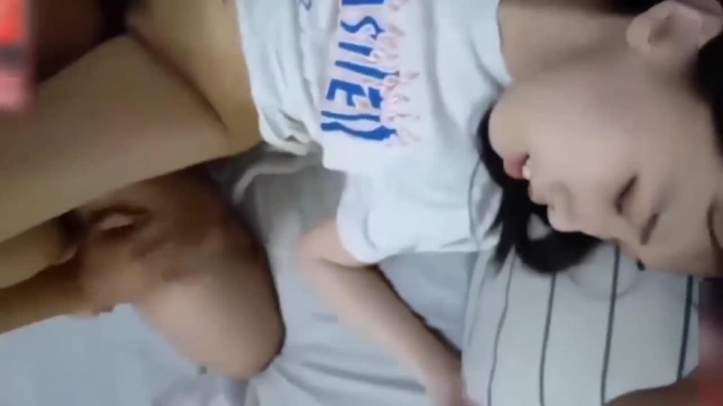 【真实稀缺强奸乱伦】强奸乱伦七七表妹,被大屌表哥按住狠狠深喉爆操,把表妹弄哭了 预览截图 5