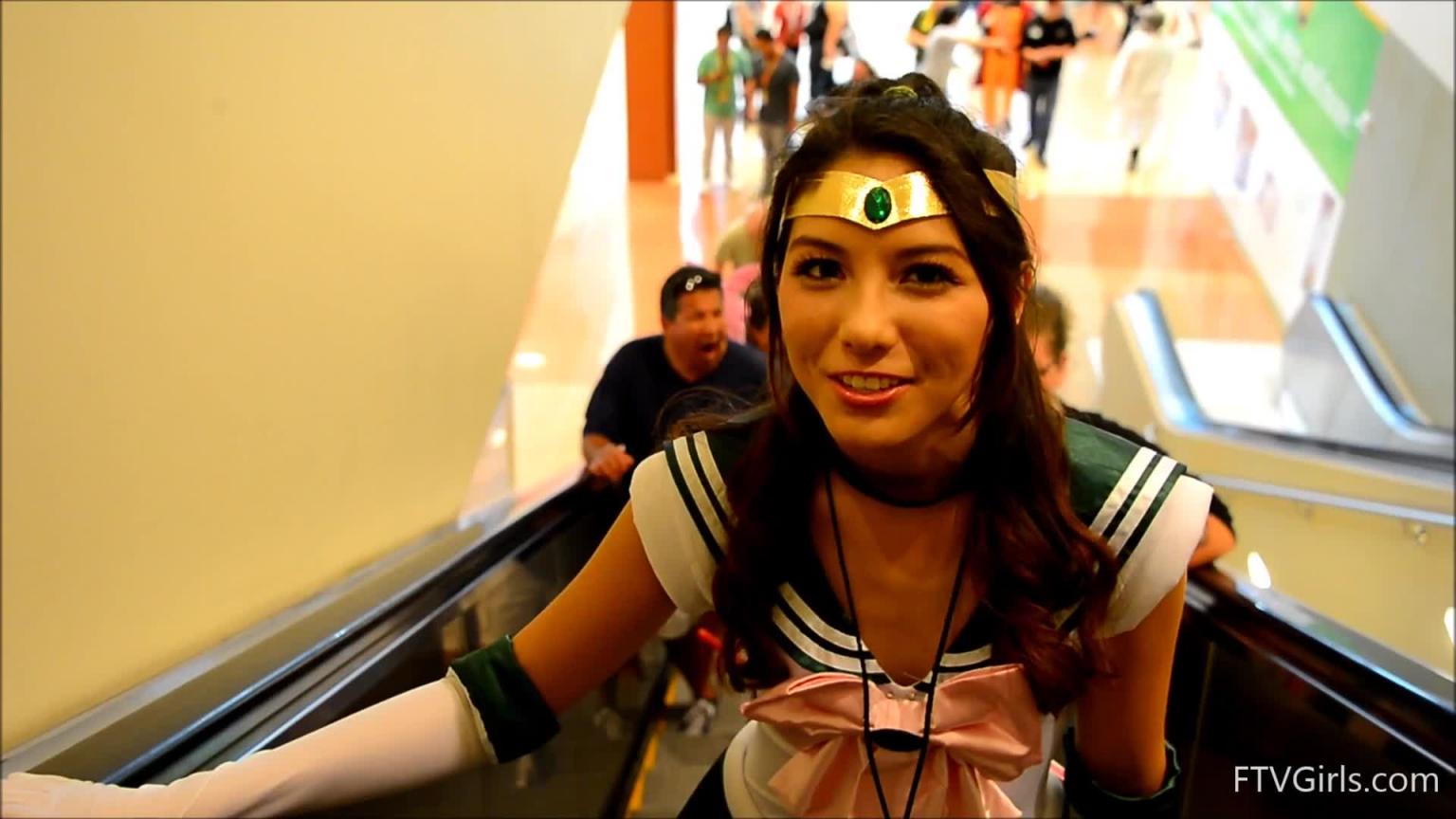 超漂亮Cosplay美女室外大胆露出 预览截图 4