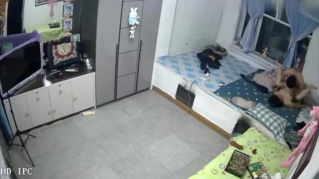 【监控破解】东北大炕真实乱伦一家亲 预览截图 11