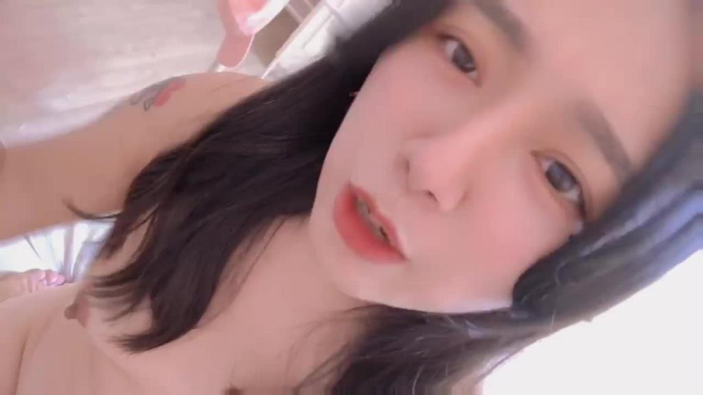 美女大学生 苦涩的含着满口精液 预览截图 2