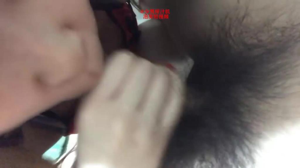 【反差婊档案】台湾小情侣泄密修复版(红色JK制服与男友口交啪啪) 预览截图 1