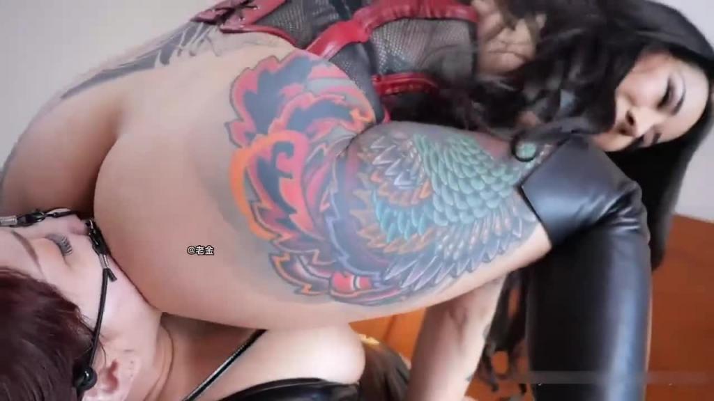 国际抖音网红S女王调教 腋毛浓密,纹身御姐玩M男,舔菊花肛交 预览截图 4