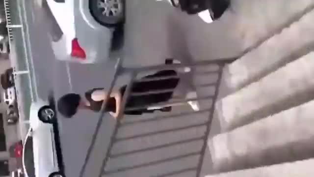 奇葩街射系列光天化日掏出鸡巴见到美女就射,女的大喊流氓地铁顶医被发现! 预览截图 7
