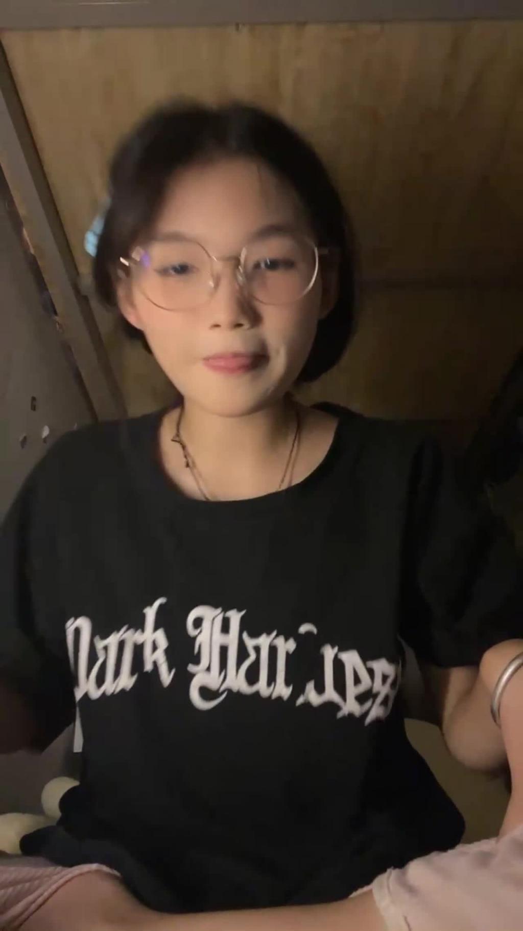 【#吃瓜】萝莉学生妹和渣男打视频自慰！被渣男录下自慰视频，这眼镜妹真清纯 预览截图 3