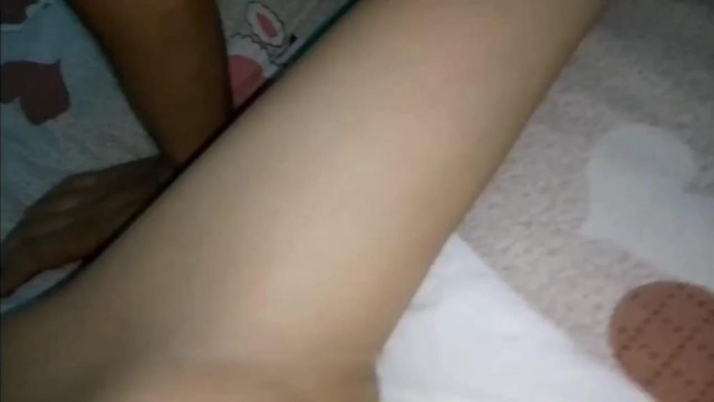 【禽兽老爸】趁着女儿睡觉,在小穴磨大吊 预览截图 2