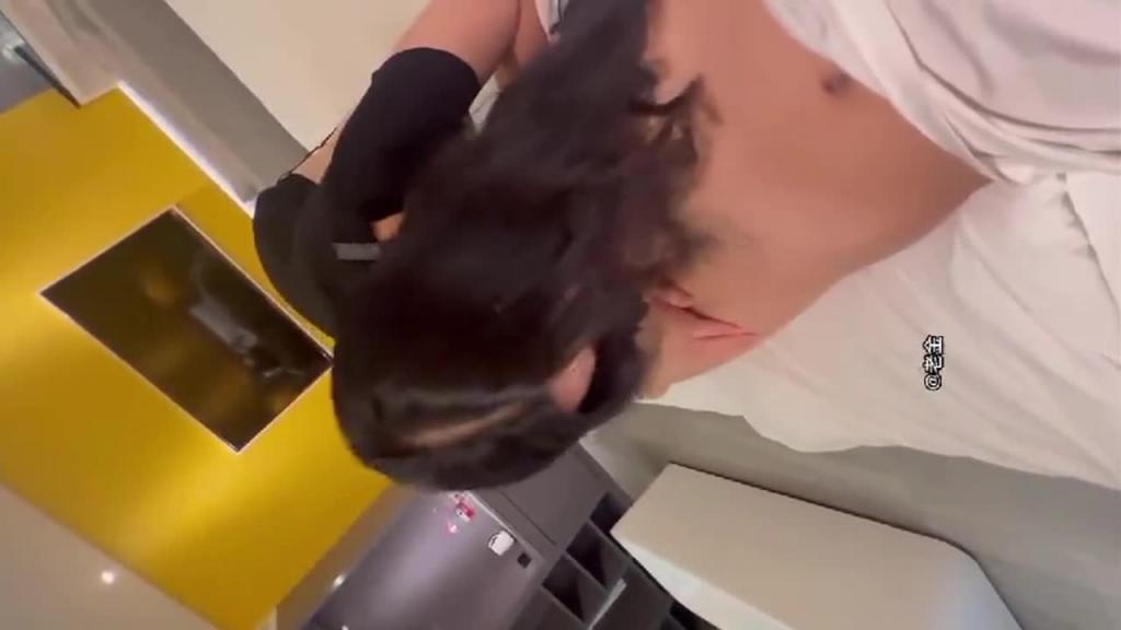 【姐弟乱伦】同父异母姐姐刚出月子回娘家和弟弟乱伦 预览截图 2