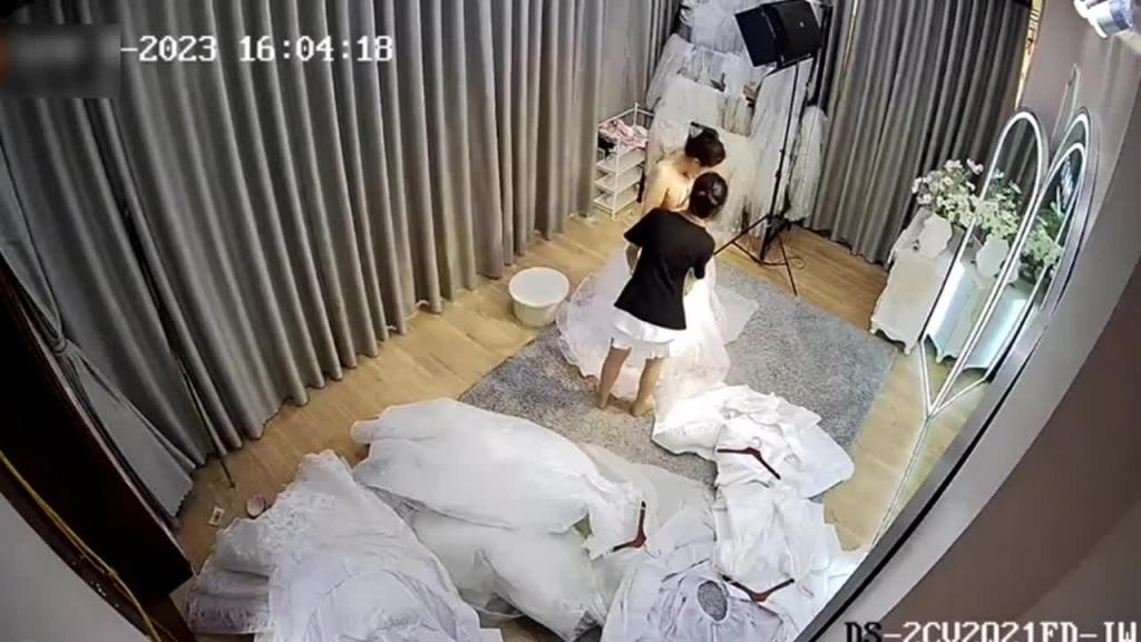 2023最新泄密 知名婚纱店偷安监控拍新娘婚纱事件 偷拍三位新娘同时换婚纱 还有个孕妇 预览截图 11
