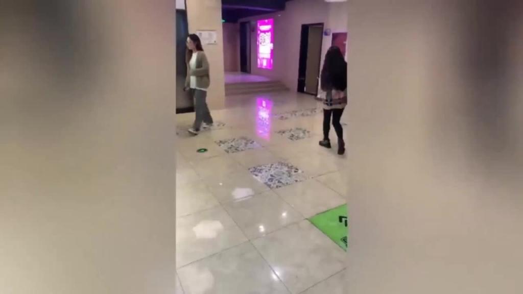 【重口厕所偷拍稀缺资源】大神万达广场几十位网红美女，御姐老师少妇空姐 搜罗全网 独家首发 预览截图 8