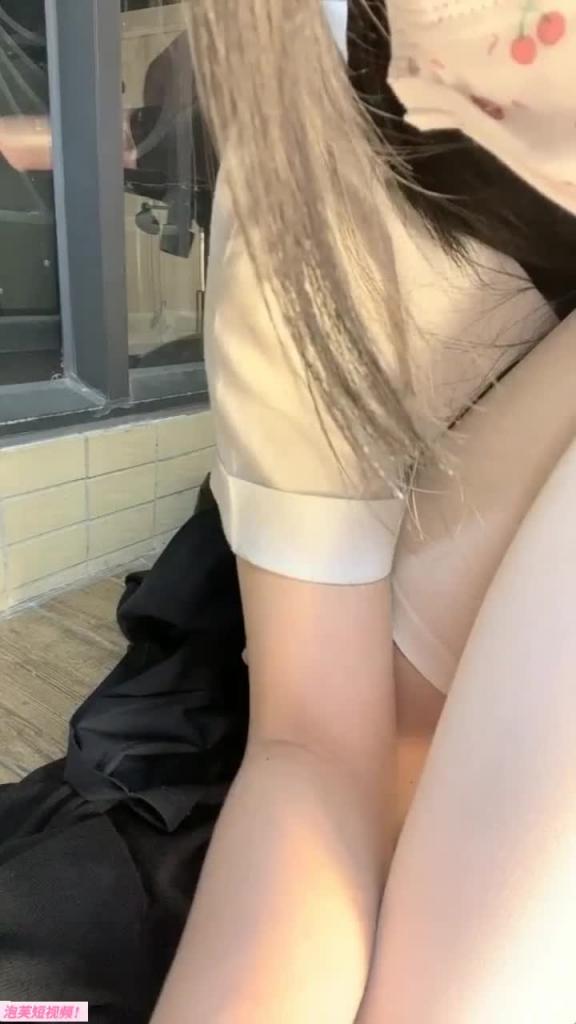 新晋萝莉人气主播;首秀大胆掰开骚穴互动! 预览截图 8
