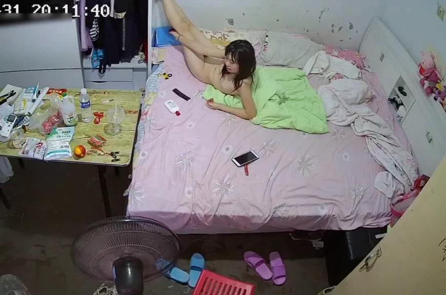 【毁三观-女儿在家全裸勾引父亲】监控偷拍,女儿都上高中了,还在家全裸勾引父亲 预览截图 1