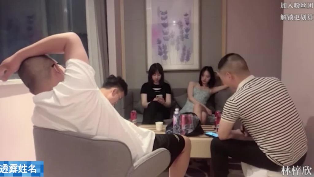 交换短发冷库女友，看她在别人大鸡巴下极致反差贱样 预览截图 1