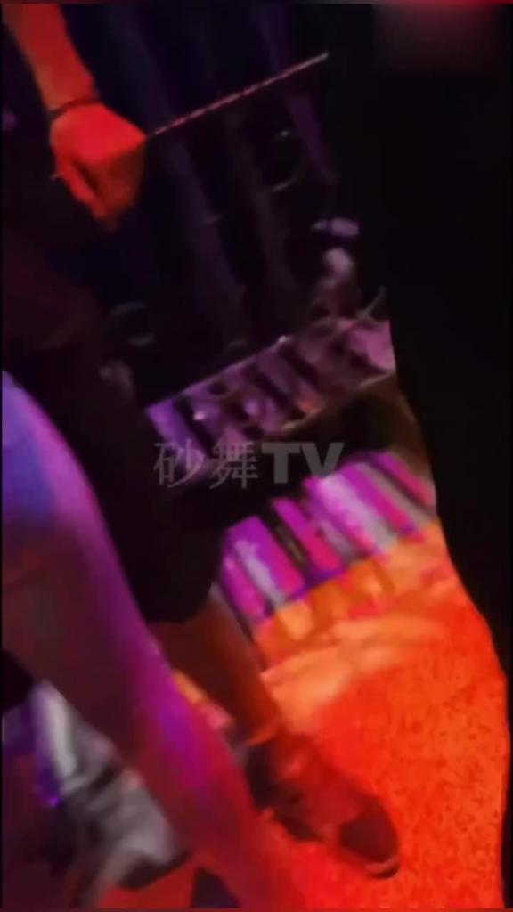 【2023成都砂舞厅-高清偷拍】各种美女海选，摸奶摸屁股 预览截图 3