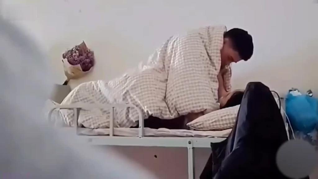 【操逼不带闺蜜被网曝】防火防盗防闺蜜，当着闺蜜面带男友回宿舍操逼 预览截图 4