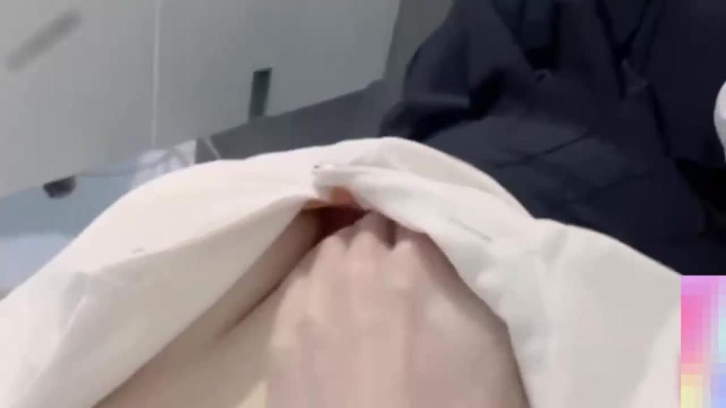 最新封神兄妹乱伦彤彤和朋友打电话被我按倒爆禽 预览截图 2