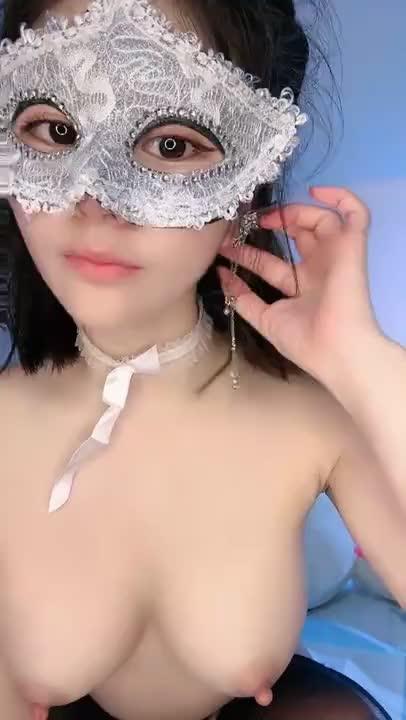 面罩网红女神! S型身材扭动细腰!黑丝高跟鞋道具插穴,按着头插嘴,主动骑乘位活很棒 预览截图 4