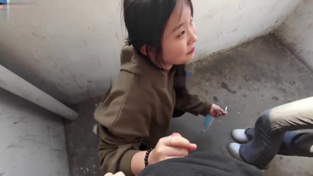 富哥包养两个女高中生在学校口交，学校教学楼天台1v2，两个学生十分青涩。 预览截图 11