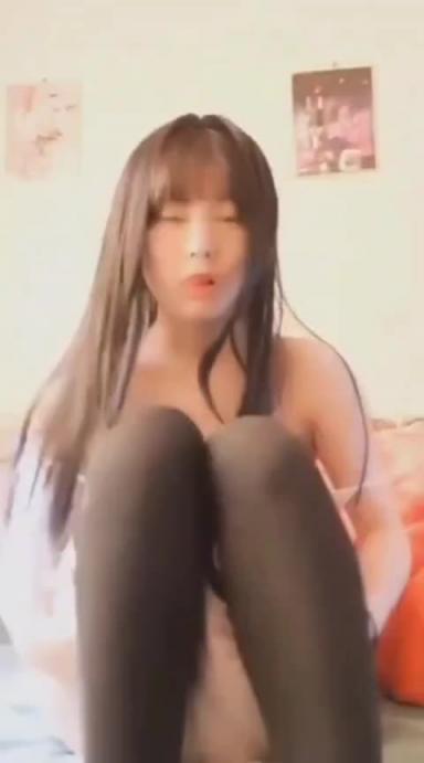 自拍漏出奶子 随着音乐摇摆 预览截图 3