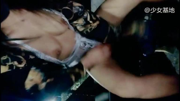 渣女来袭深夜户外勾搭路人激情啪啪,全程露脸口交大鸡巴,衣服都没脱就干上了,揉着奶子后入 预览截图 10
