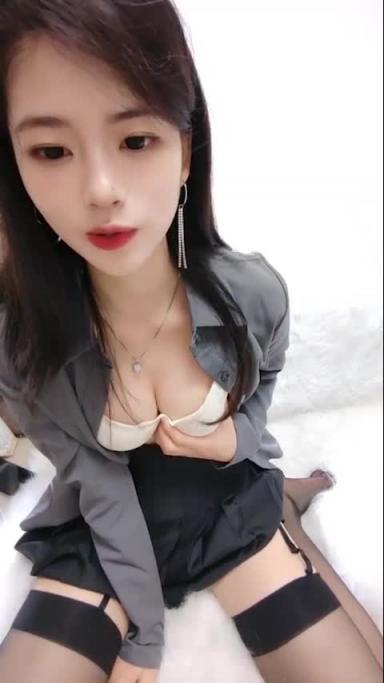 女神级尤物美女！应求终于下海！性感美腿吊带黑丝，紧致粉嫩小穴，掰开手指抽插，近距离特写 预览截图 2