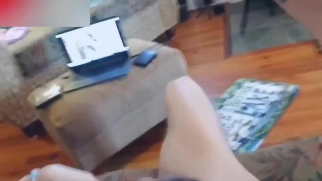【真实父女乱伦-逮住女儿看黄片】禽兽父亲忽悠女儿和自己做爱 预览截图 9