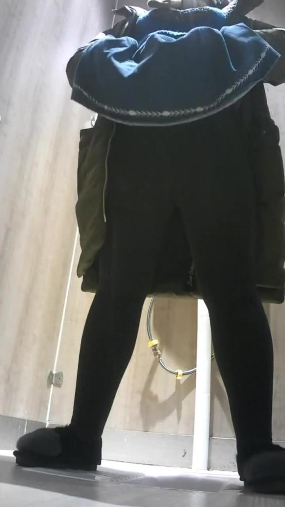 厕所偷拍学生妹 预览截图 2