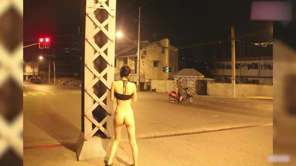 推特反差婊草莓穆斯塔,极限户外露出无视路人 预览截图 4