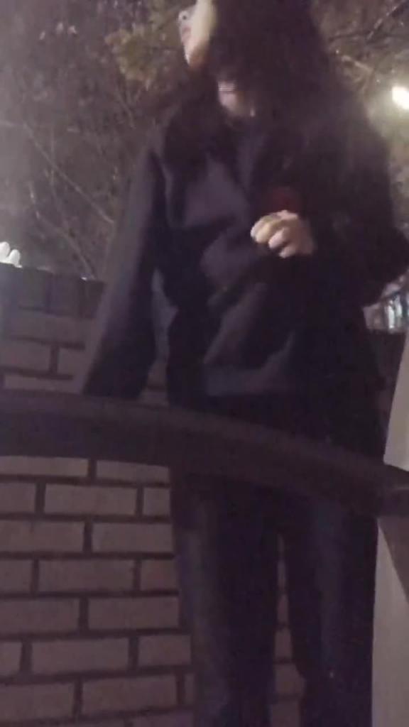 楼梯女孩户外露出自慰拿着自慰棒在楼道自拍插穴 预览截图 8