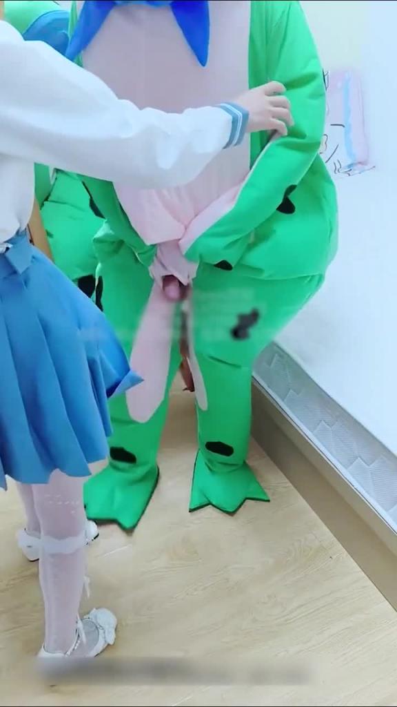 网红青蛙大战JK少女,将其狠狠内射! 预览截图 3