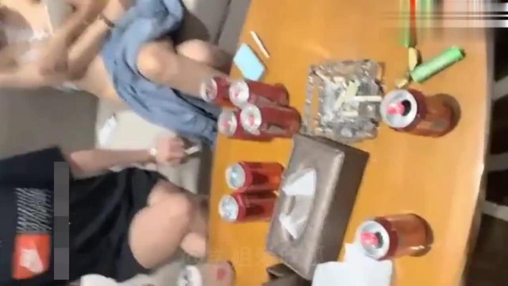 1男3女酒店玩猜拳游戏!女孩嫌弃太磨叽!说直接奔主题开操我们吧! 预览截图 2