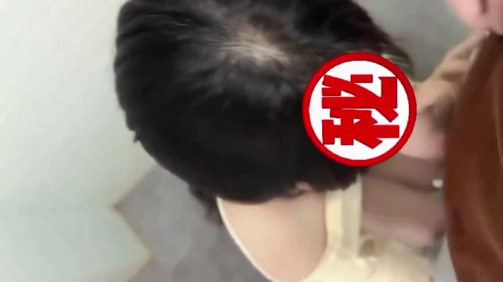 姐弟乱伦外面全是亲戚我兽性大发把姐姐按在厕所爆菊无套内射 预览截图 1