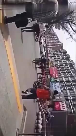 街射，精液射手上被发现还闻了一下 预览截图 5